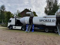 De Spacebuzz staat geparkeerd bij basisschool Het Molenven.