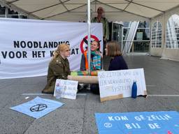 Exctinction Rebellion demonstreert op Eindhoven Airport