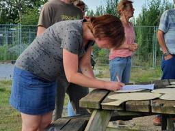 Buurtbewoners zetten hun handtekening tegen de bomenkap. (Foto: Lola Zopfi)