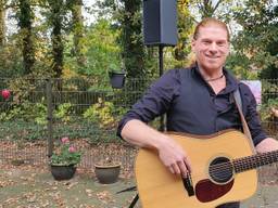 Maarten stak bewoners van zorgcentra muzikaal een hart onder de riem 