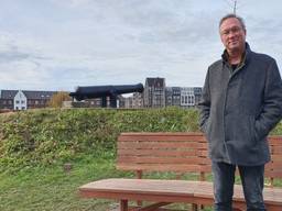 Jeroen Mol bij het herdenkingsmonument in Grave voor de coronadoden. 