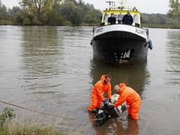 De koe wordt uit de rivier getrokken (foto: Saskia Kusters).