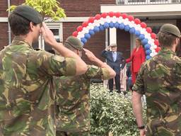 Meneer Ansems uit Tilburg krijgt een eregroet van defensie.