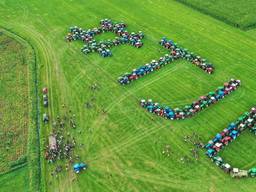 De boeren vormden met hun tractoren letters, waar ze luchtfoto's van namen. Foto: Rico Vogels/SQ Vision.