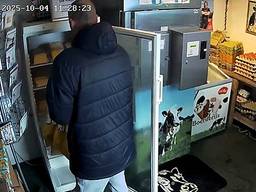 De dief ging er vandoor met 200 euro aan kaas (beelden: 't Nuenens Zuivelhuisje/Instagram).