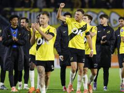 Spelers van NAC bedanken het publiek, Kostas Lamprou als tweede van links (foto: ANP, Bas Czerwinski)