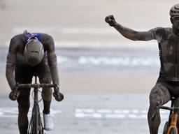 Mathieu van der Poel (l) komt net tekort (foto: ANP).