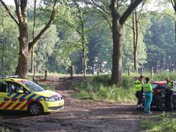 De politie deed onderzoek op de plek in Helvoirt waar de  man werd gevonden (foto: Bart Meesters/SQ Vision Mediaprodukties).