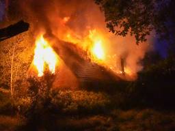 De vlammen in Helmond waren meters hoog (foto: Harrie Grijseels/SQ Vision).