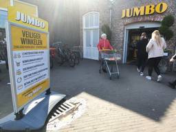 Coronamaatregelen bij de ingang van de Jumbo in Oirschot.