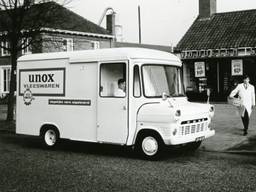 Een bestelbusje van Unox in Oss in de jaren 60 (foto: Stadsarchief Oss).