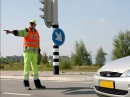 Verkeersregelaar in actie (archieffoto).