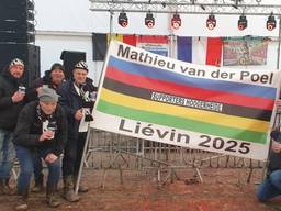 Ricardo (links tegen de vlag) en een groep fans uit Hoogerheide (foto: Ricardo Rens).