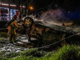 De brandweer bluste de brandende auto in Ommel (foto: Harrie Grijseels/SQ Vision).