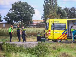 Het slachtoffer is onder de grasmaaier terechtgekomen (foto: Pim Verkoelen - SQ Vision Mediaprodukties).