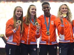 Cathelijn Peeters (links) naast Femke Bol tijdens het uitreiken van de gouden medailles (foto: ANP).