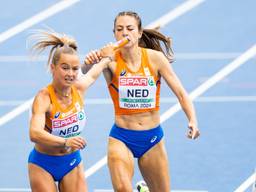 De Brabantse atleten Anne van de Wiel (links) en Eveline Saalberg. (Foto: ANP, Iris van den Broek)