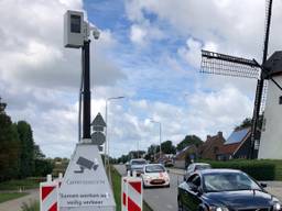 De mobiele flitskast brengt tijdelijk rust in Heense Molen (foto: Erik Peeters).