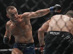 Reinier de Ridder (links) in duel met Robert Whittaker in Abu Dhabi (foto: ANP 2025/Fatima Shbair).
