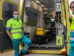 Ambulancewerkers Arie de Fijter (42, links) (en Vincent van der Dussen (43, rechts) in hun post in Waalwijk.