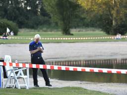 De Asterdplas is afgesloten, beveiligers houden eventuele zwemmers tegen. Foto: Erald van der Aa.