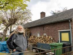 Geit Emmery voor zijn werkplaats. Foto: Rutger van der Heijden