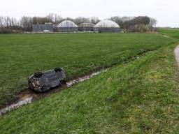 De auto belandde in de sloot (foto: Gabor Heeres/SQ Vision).