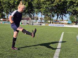 Op het voetbalveld van GRC 14 in Giessen is Norah helemaal in haar element (foto: Niek de Bruijn).