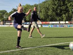 Ralph de Ruiter kijkt toe hoe zijn nichtje Norah een bal richting het doel schiet (foto: Niek de Bruijn).