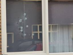 De woning aan de Jan Stevensstraat werd acht keer onder vuur genomen (foto: Omroep Brabant).