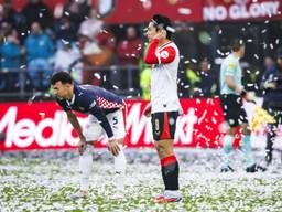 Spelers van PSV en Feyenoord tussen de vallende confetti (foto: ANP).