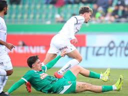 Dennis Kaygin, liggend op de grond, in dienst van SK Rapid. (Foto: ANP, Thomas Pichler)