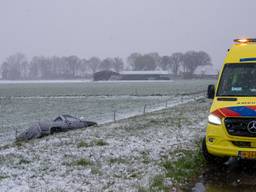 Een auto belandde in de greppel op de toerit van de A59 richting Waalwijk (foto: Iwan van Dun/SQ Vision).