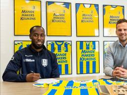 Vurnon Anita (links) zet zijn handtekening en ook Frank van Mosselveld is er blij mee (foto: RKC Waalwijk).