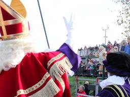 Sinterklaas en zijn Pieten worden welkom geheten op de Bergse Brug (foto: Sint Nicolaas Comité Geertruidenberg en Raamsdonksveer).