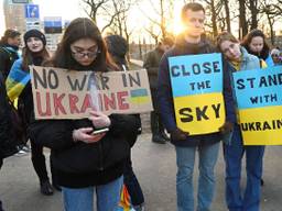 Betogers voor het gebouw van de Tweede Kamer tijdens het debat over de oorlog in Oekraïne (foto: ANP).
