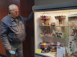 Johan Roijakkers met zijn papieren kunstwerken (foto: Studio 040).