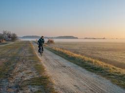 Jongen fietst door de polder naar school in Terheijden (Foto: ANP). 