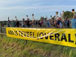 Inwoners uit Vrilkhoven en omstreken protesteren tegen de komst van een hotel voor 400 arbeidsmigranten (foto: Megan Hanegraaf).