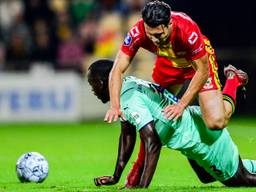 PSV'er Jordan Teze in duel met Giannis Botos van Go Ahead Eagles (foto: ANP 2021/Olaf Kraak). 