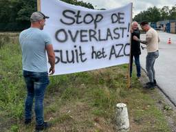 Demonstranten bij de poort van het azc (foto: Alice van der Plas).