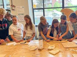 Ook in de ontdekfabriek kunnen de kinderen zich vermaken. (foto: Rene van Hoof)