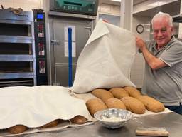 Wim Vollenberg in de bakkerij (foto: René van Hoof).