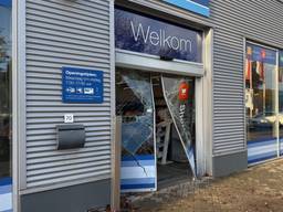De deur van de groothandel is zwaar beschadigd (foto: Jos Verkuijlen).