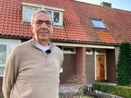 Gerard van Vugt bij zijn watersnoodhuisje in Terheijden (foto: Erik Peeters)