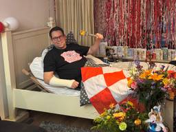 Prins Ronny in het bed in de woonkamer (foto: Linda Schijvens)