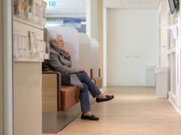 Een patiënt in de wachtkamer van het ziekenhuis (foto: ANP)