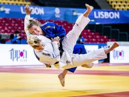  Sanne van Dijke in actie tegen Lara Cvjetko uit Kroatië in de halve finale (foto: ANP).