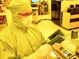 Smart Photonics: fabricage fotonica chips (Foto: Bart van Overbeeke / Hollandse Hoogte)