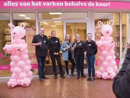 De eerste varkenswinkel van Nederland wordt geopend. 